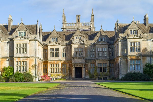 Comment organiser un séjour dans un manoir en Angleterre avec des ateliers de peinture et des promenades à cheval?