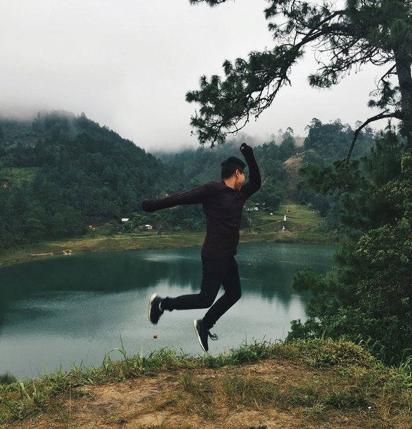 Comment planifier une aventure de trekking dans les Alpes suisses?